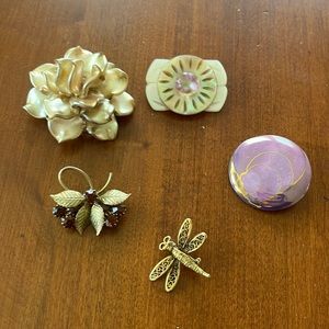 Assortment of brooches